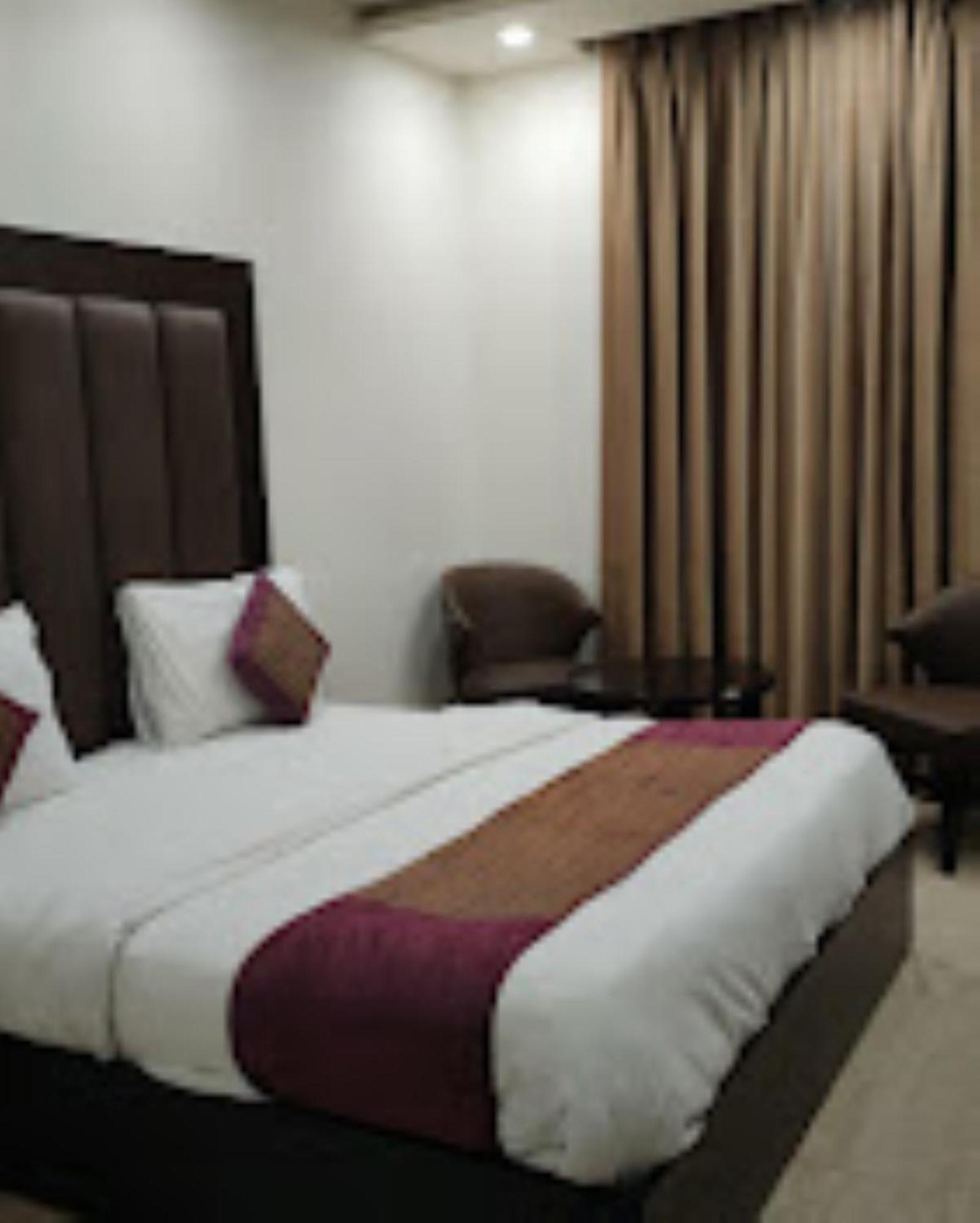 Hotel Royal Palace Hapur Exteriör bild