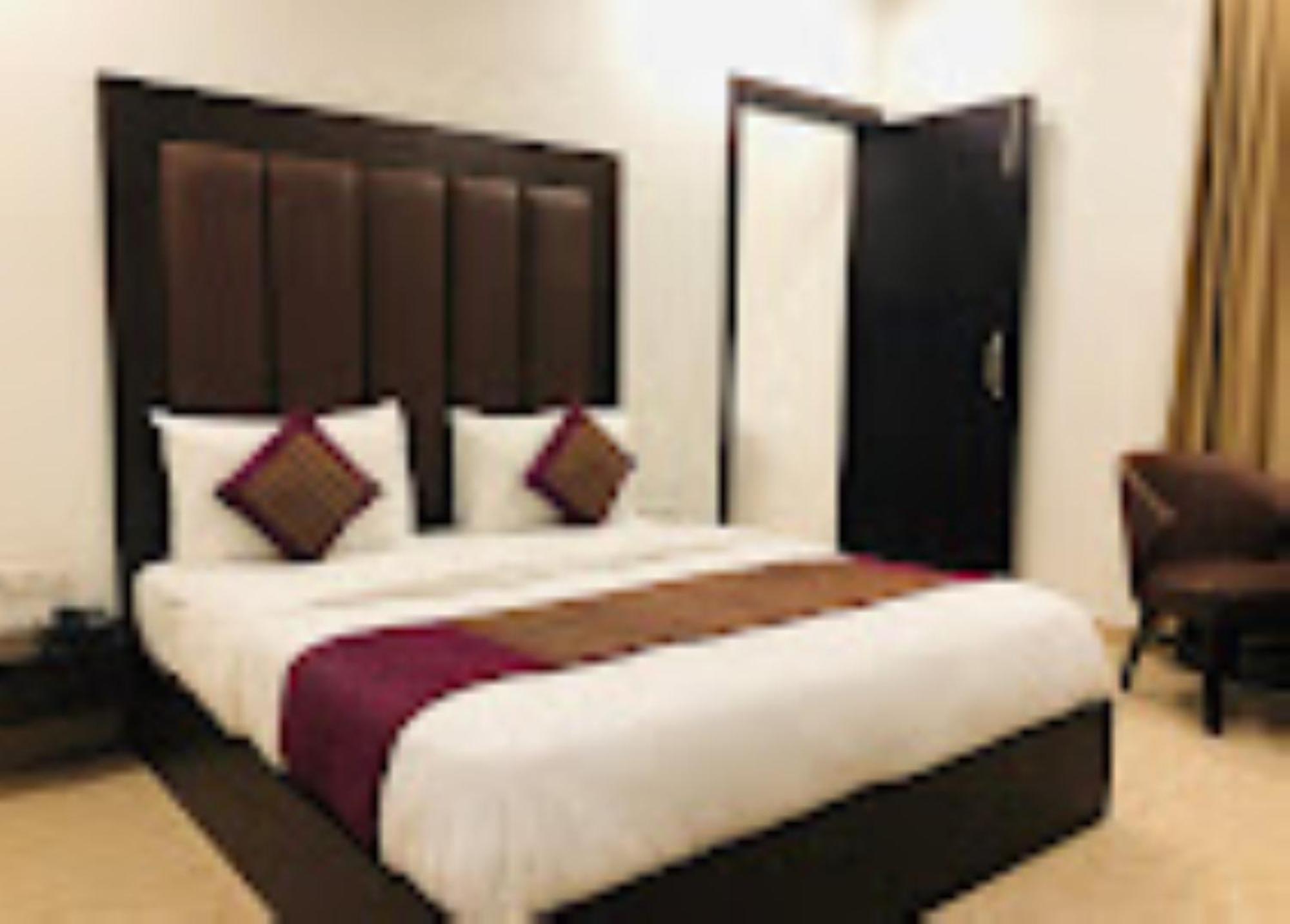 Hotel Royal Palace Hapur Exteriör bild